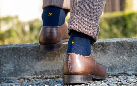 BLAUE HERRENSOCKEN MIT SENFGRAUEN INITIALEN - GRÖSSE 40/45 -N- 134-0-N EINZELNE SOCKEN