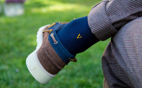 BLAUE HERRENSOCKEN MIT SENFGRAUEN INITIALEN - GRÖSSE 40/45 -V- 134-0-U EINZELNE SOCKEN
