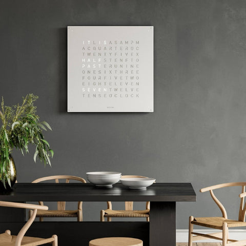 GROSSE 90X90 WEISSE PFEFFER-UHR QLOCKTWO