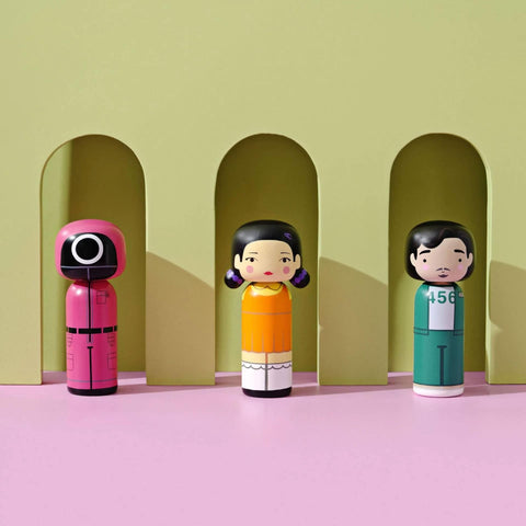 LUCIE KAAS SKETCH.INC KOKESHI SQUID GAMES MASKED WORKER H 14.5 ART. SI02SGGU1 PINK
