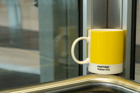 PANTONE BECHER 101030012 COPENHAGEN DESIGN GELB