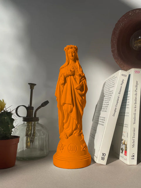 Orangefarbene Statuette „Ich sah die Jungfrau Maria“ mit Blumen in der Hand, 21 cm
