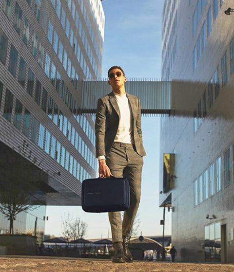 BOBBY BIZZ 2.0 ANTI-DIEBSTAHL-RUCKSACK IN MARINEBLAU