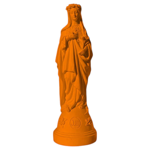 Orangefarbene Statuette „Ich sah die Jungfrau Maria“ mit Blumen in der Hand, 21 cm