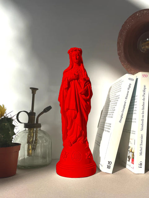 Rote Statuette „Ich sah die Jungfrau Maria mit Kind“, 29 cm