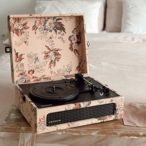 VOYAGER FLORAL CR8017B-FL4 CROSLEY ROSA PLATTENSPIELER