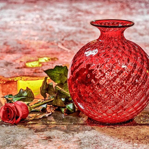 "VENINI EINZELBLUMENVASE 100.16 ROT MIT APFELGRÜNEM FADEN"